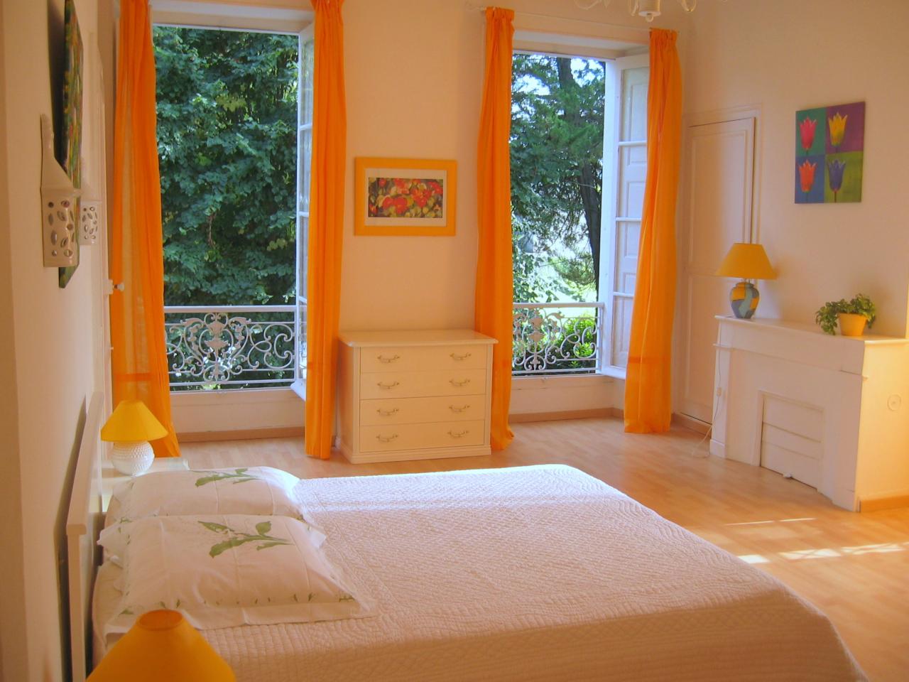Chambre N°5 à l'étage donnant sur parc et piscine.