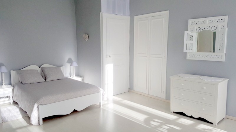 Chambre N°3 (a) à l'étage donnant sur parc et piscine